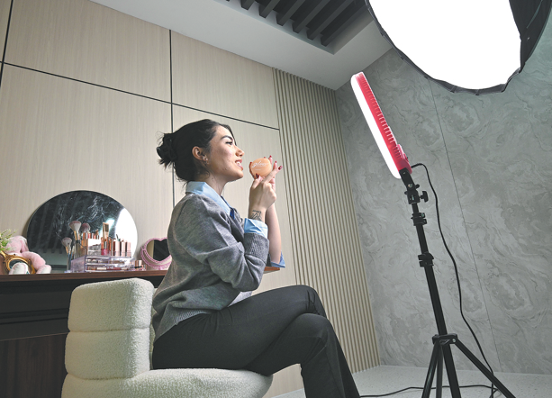 Una transmisión en vivo promociona maquillaje chino a audiencias occidentales en TikTok desde Yiwu, provincia de Zhejiang, 24 de septiembre del 2026. (Foto: Lyu Bin/ China Daily)