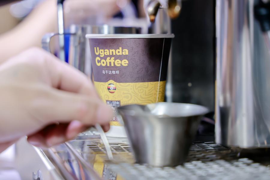 Imagen de una tasa de café ugandés para degustación en el pabellón de Uganda durante la VIII Exposición Internacional de Importaciones de China (CIIE, siglas en inglés) en Shanghai, en el este de China, el 6 de noviembre de 2025. (Xinhua/Cortesía)