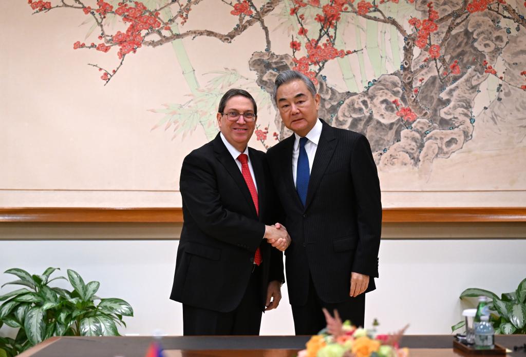El ministro de Relaciones Exteriores chino, Wang Yi, también miembro del Buró Político del Comité Central del Partido Comunista de China, se reúne con el ministro de Relaciones Exteriores de Cuba, Bruno Rodríguez, en Nueva York, Estados Unidos, el 27 de mayo de 2026. (Xinhua/Li Rui)