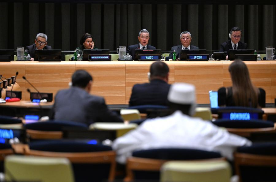 El ministro de Relaciones Exteriores chino, Wang Yi, también miembro del Buró Político del Comité Central del Partido Comunista de China, asiste a una reunión del Grupo de Amigos de la Gobernanza Global en la sede de las Naciones Unidas, en Nueva York, el 28 de mayo de 2026. (Xinhua/Li Rui)