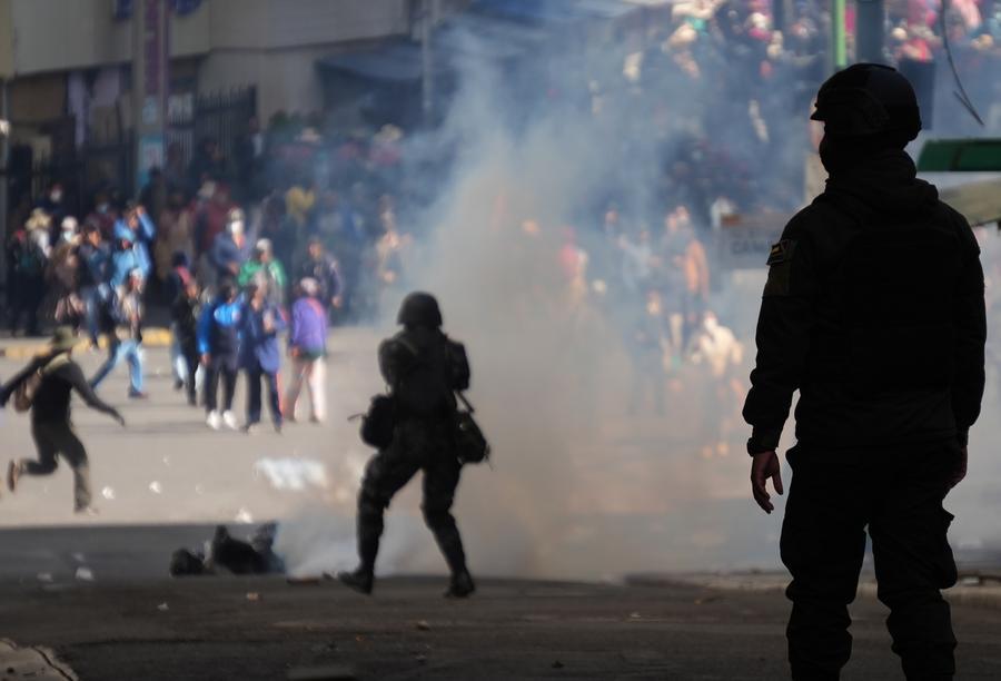 Elementos de la policía militar se enfrentan con manifestantes que exigen la renuncia del presidente boliviano, Rodrigo Paz, mientras intentaban ingresar a la Plaza Murillo, en donde se encuentra el Palacio de Gobierno, en La Paz, Bolivia, el 25 de mayo de 2026. (Xinhua/Javier Mamani) 