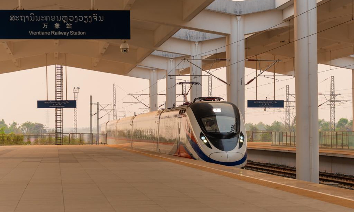 Los trayectos de los trenes de pasajeros del Ferrocarril China-Laos superan los 100.000, inyectando nueva vitalidad a la deuda regional