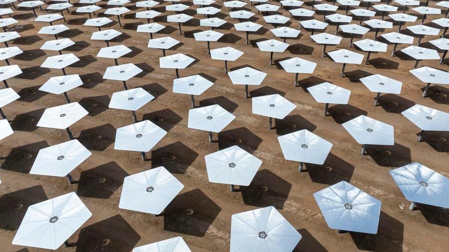 Vista aérea tomada con un dron el 27 de mayo de 2026 de un proyecto híbrido fotovoltaico y fototérmico, en el distrito de Amdo de Nagqu, en la región autónoma de Xizang, en el suroeste de China. (Xinhua/Jigme Dorje)