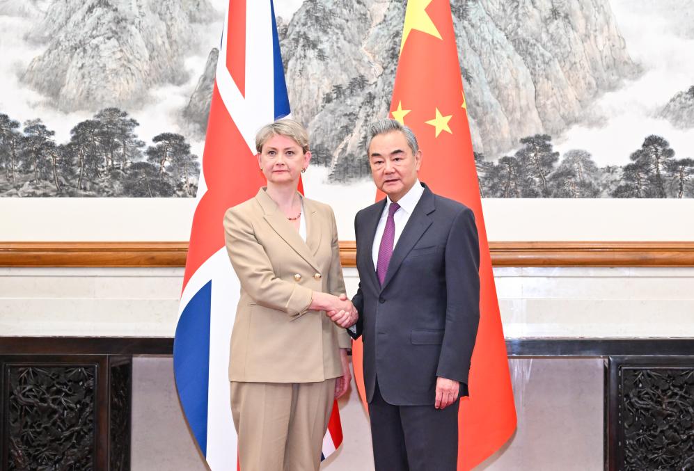 China espera clima favorable para impulsar relaciones entre China y Reino Unido y profundizar cooperación, afirma canciller