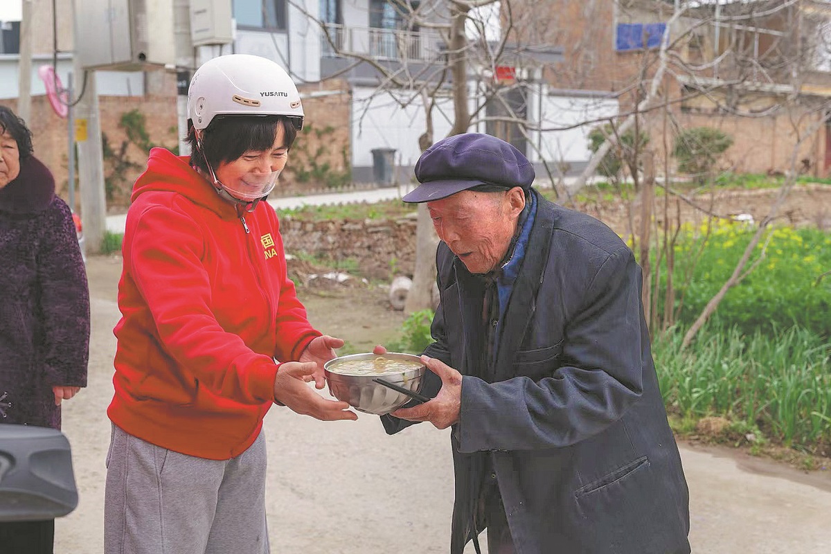 Vecina solidaria ofrece cantina comunitaria para ancianos que sufren el "nido vacío" en un pueblo de Shaanxi