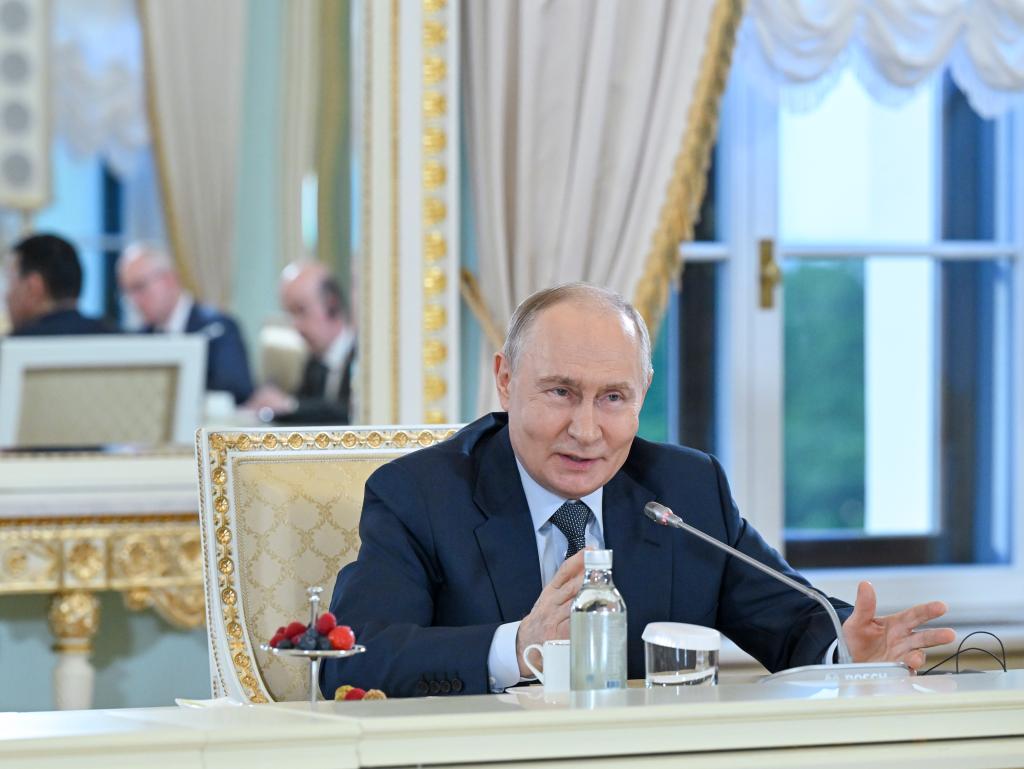 China goza de desarrollo robusto y creciente influencia mundial, dice Putin
