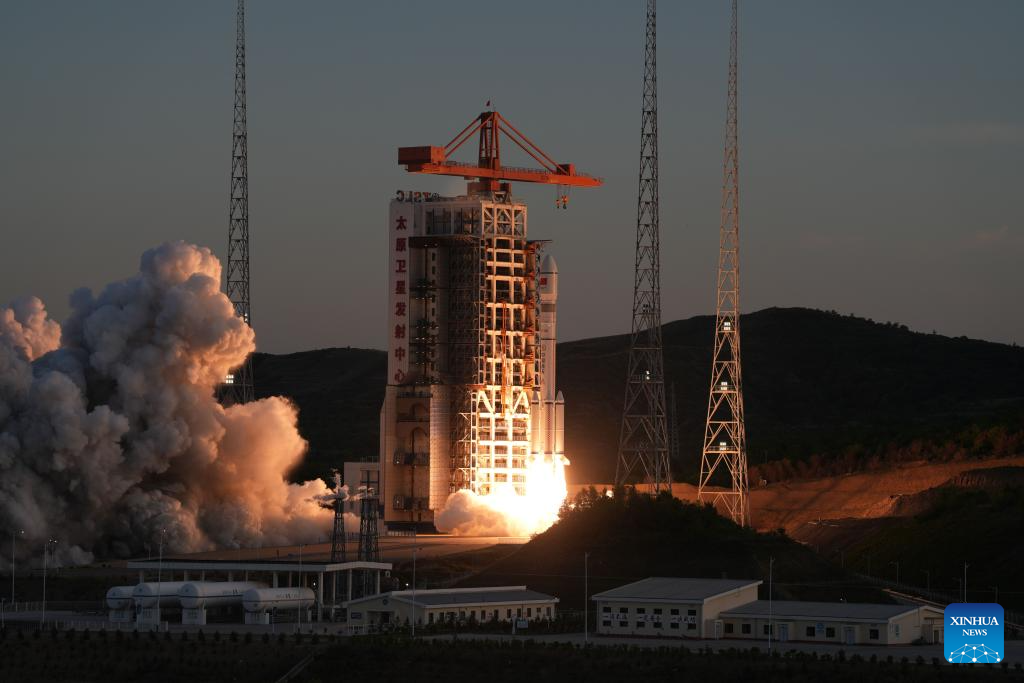 China lanza nuevo conjunto de satélites para constelación comercial