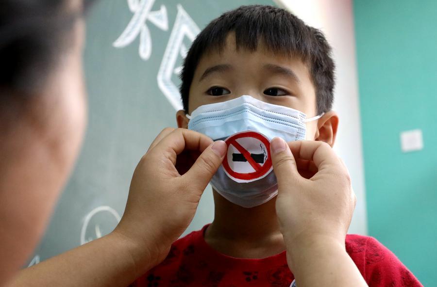 Iniciativa comunitaria china para dejar de fumar lleva el apoyo a puerta de casa