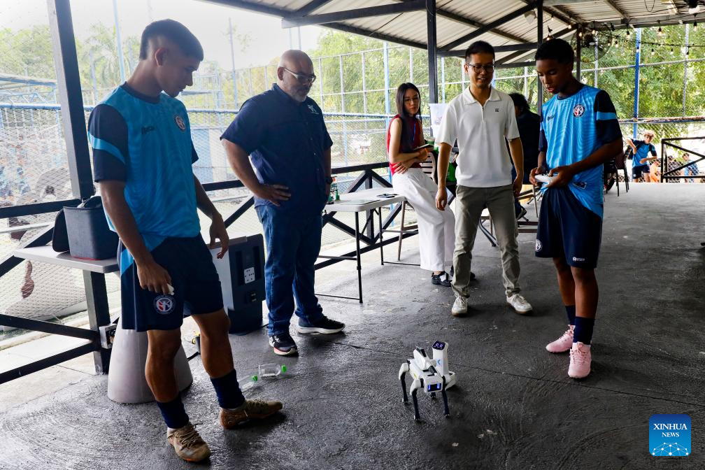 Embajada de China dona equipos tecnológicos y uniformes a escuela de fútbol juvenil en Panamá
