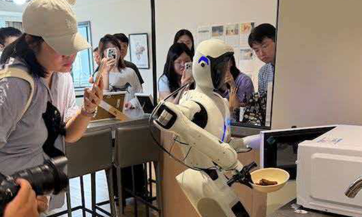 El primer robot humanoide de uso general de China se somete a pruebas en entornos domésticos reales