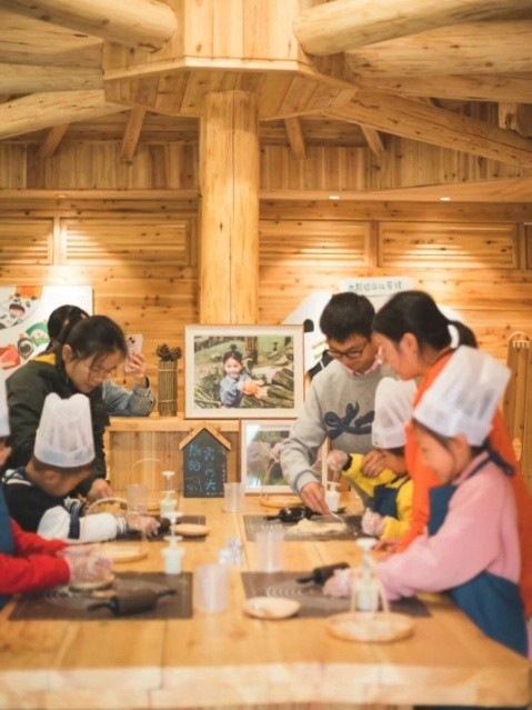  Niños hacen manualidades en el campamento de origen del panda gigante en Baoxing, Ya'an, provincia de Sichuan. (Foto cortesía)