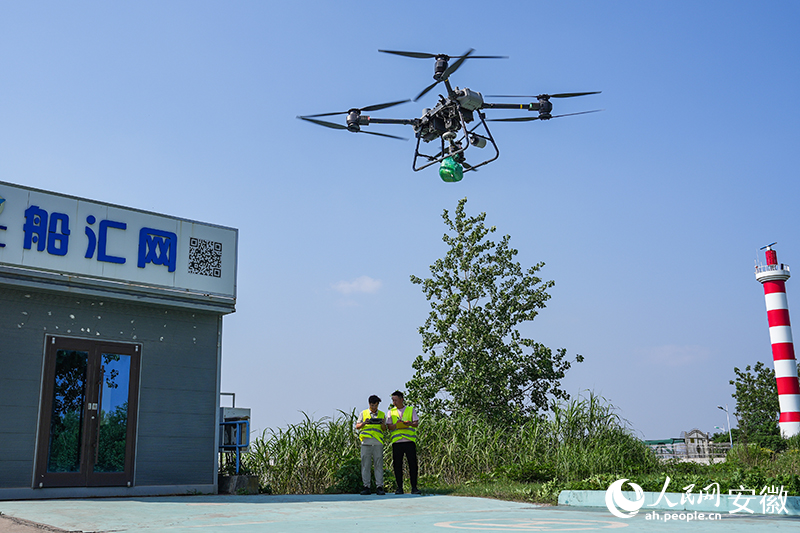 Un dron que transporta suministros despega suavemente en la Base de Servicios de Entrega de Drones Anhui Donghui en Wuhu, provincia de Anhui. (Foto: Diario del Pueblo digital/ Zhang Jun)