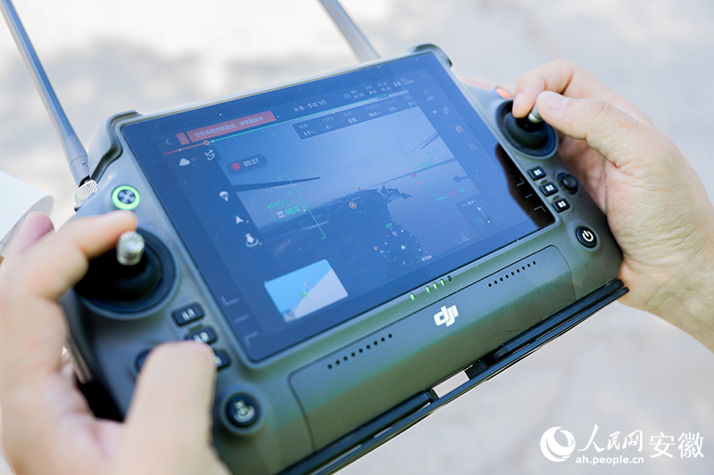 La interfaz del controlador del dron muestra el estado del vuelo. (Foto: Diario del Pueblo digital/ Miao Zijian)