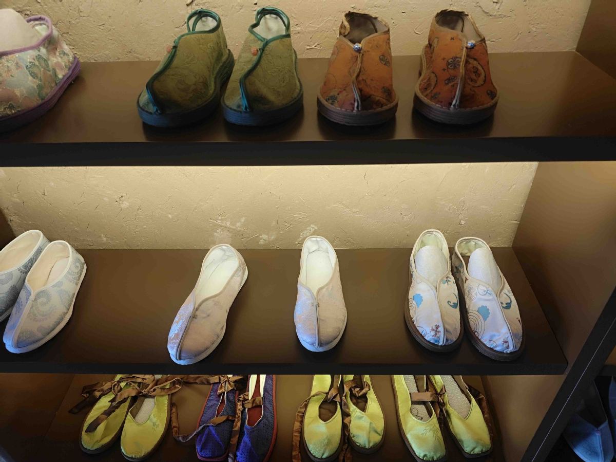 Promotora de comercio electrónico rural convierte zapatos de tela en un negocio próspero