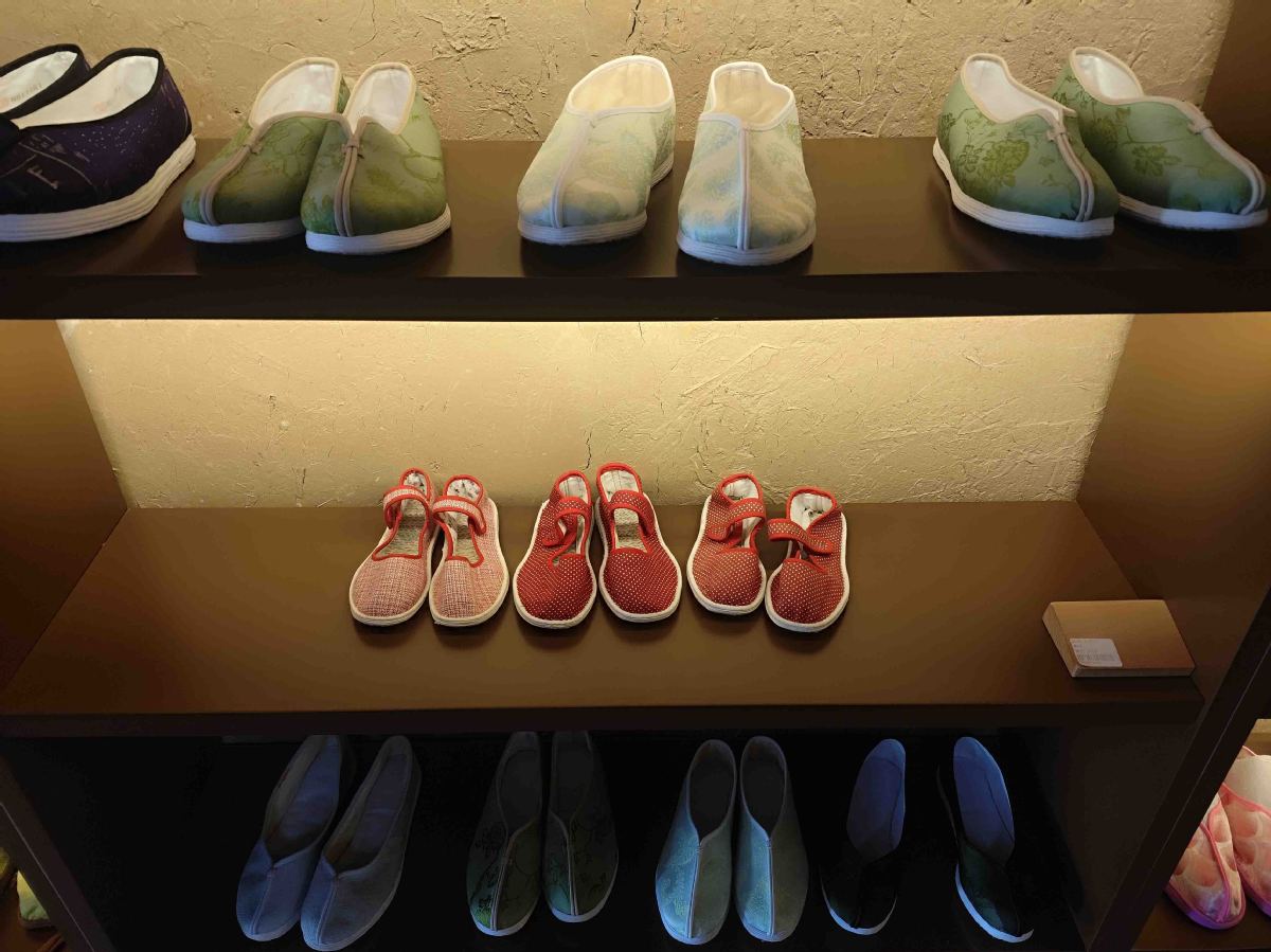 Promotora de comercio electrónico rural convierte zapatos de tela en un negocio próspero