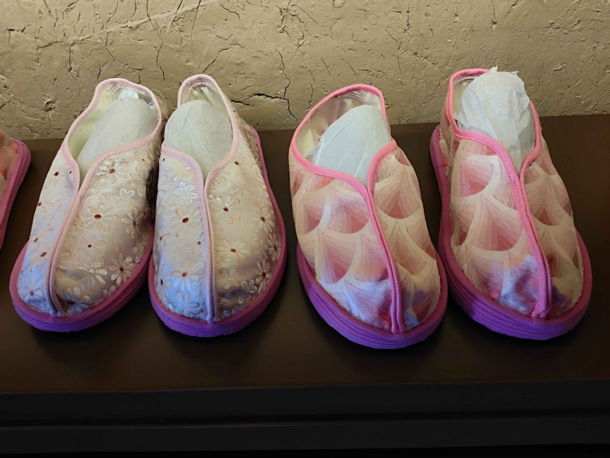 Promotora de comercio electrónico rural convierte zapatos de tela en un negocio próspero