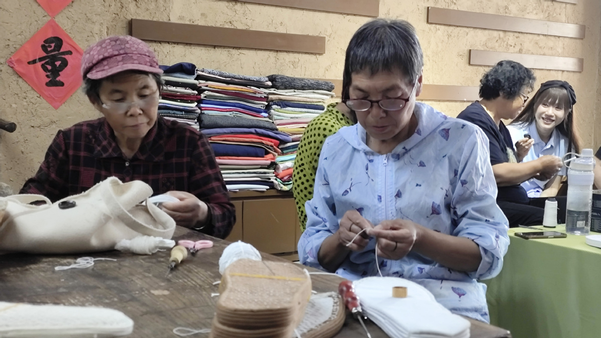 Promotora de comercio electrónico rural convierte zapatos de tela en un negocio próspero
