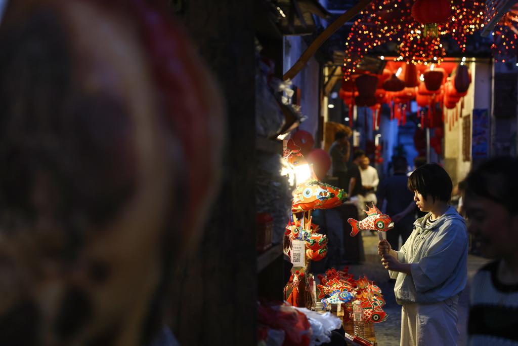 Linternas con forma de pez iluminan una aldea de Anhui