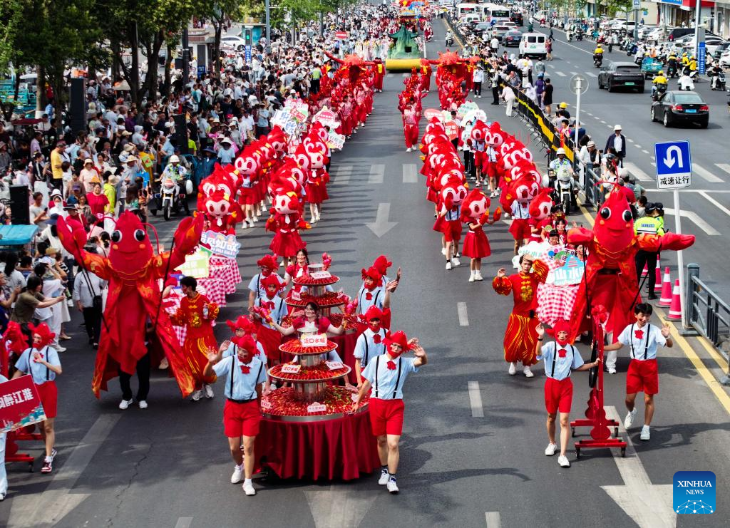 Desfile temático de cangrejos de río en Xuyi, Jiangsu