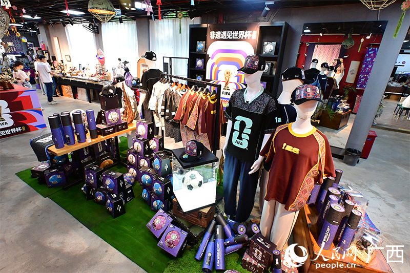 (Foto: Camisetas de brocado zhuang, licenciadas para la Copa Mundial de la FIFA 2026. Diario del Pueblo digital / Lei Qijun)