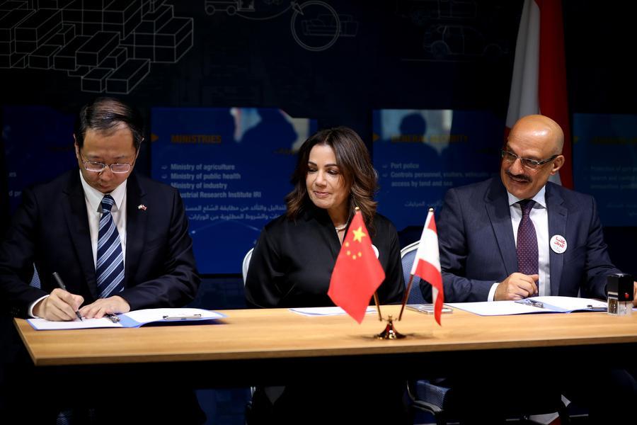 El embajador de China en Líbano, Chen Chuandong (i), y el secretario general del Alto Comité de Socorro de Líbano, Bassam Naboulsi (d), firman un documento durante una ceremonia de entrega de ayuda humanitaria, en Beirut, Líbano, el 4 de mayo de 2026. (Xinhua/Bilal Jawich) 