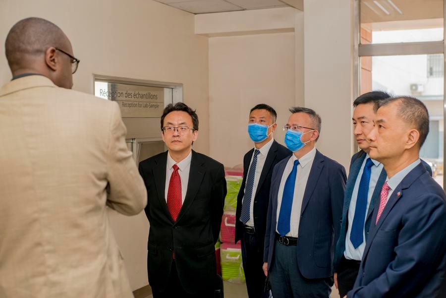 Miembros de un equipo de expertos médicos chinos visitan el Instituto Nacional de Investigación Biomédica de la República Democrática del Congo (RDC), en Kinshasa, RDC, el 10 de junio de 2026. (Xinhua) 
