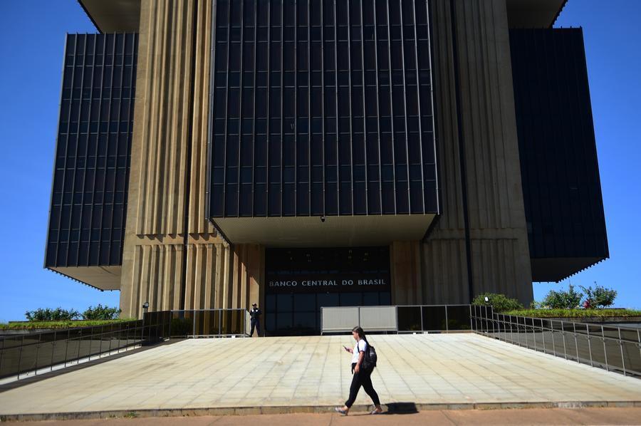 Una mujer camina frente a la sede del Banco Central de Brasil, en Brasilia, Brasil, el 12 de junio de 2025. (Xinhua/Lucio Tavora)