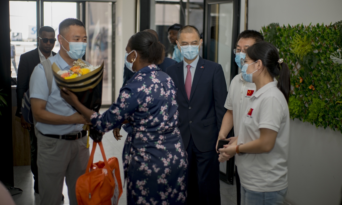 El equipo de expertos médicos chinos llegó a Kinshasa, capital de la República Democrática del Congo, el 2 de junio de 2026, para una misión de apoyo a la respuesta del país al brote de ébola. (Foto: Xinhua)
