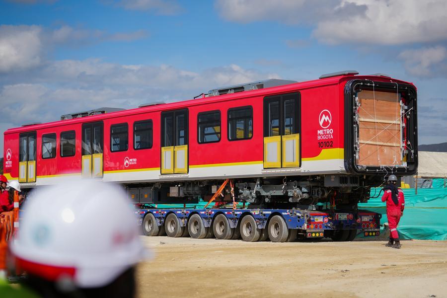 Trenes del metro de Bogotá (Colombia) avanzan en su fase de prueba sobre el viaducto elevado