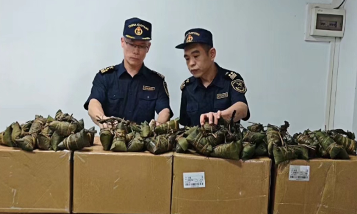 Aduana china incauta 1,6 toneladas de zongzi no declarados y adornos FIFA falsificados