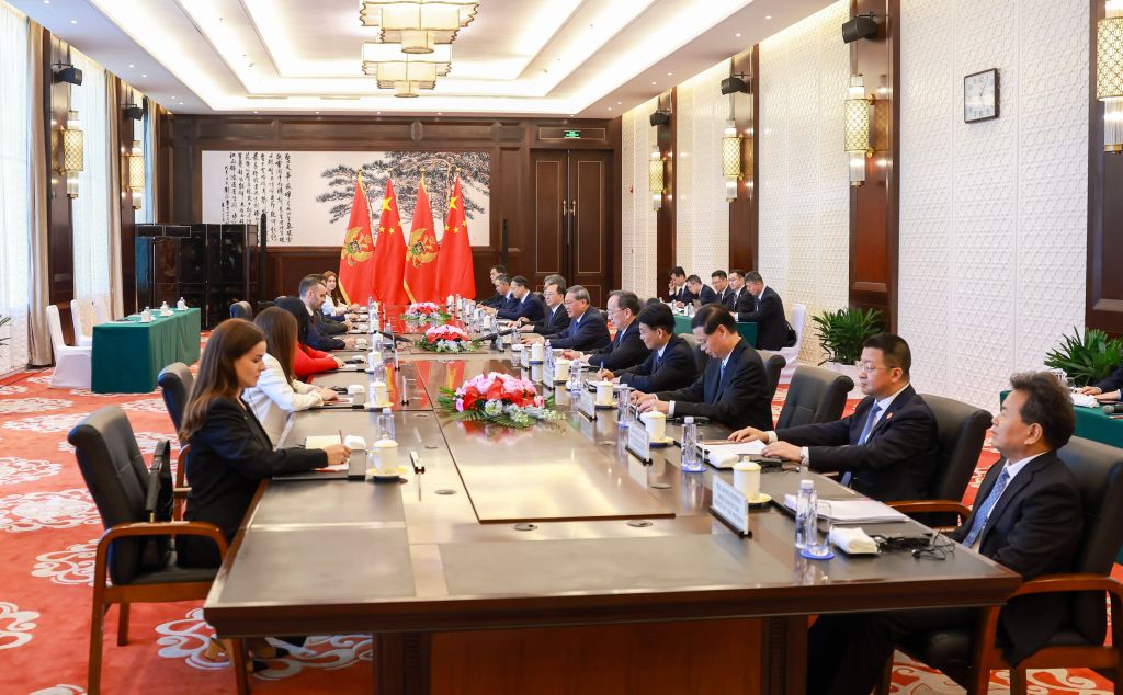 Premier chino se reúne con homólogo Montenegro
