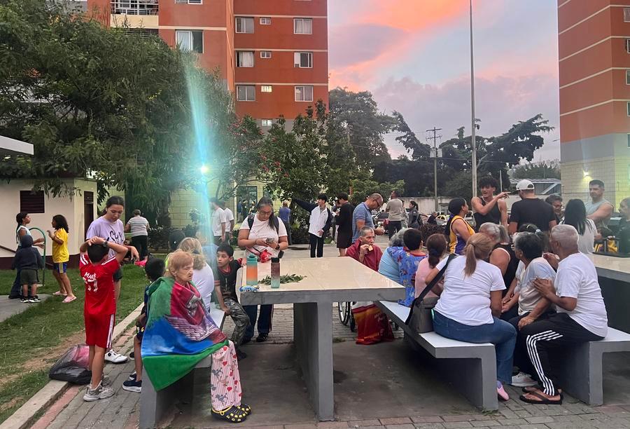 Imagen tomada con un dispositivo móvil de personas reaccionando después de un sismo, en Caracas, Venezuela, el 24 de junio de 2026. (Xinhua/Chevige González Marcó)