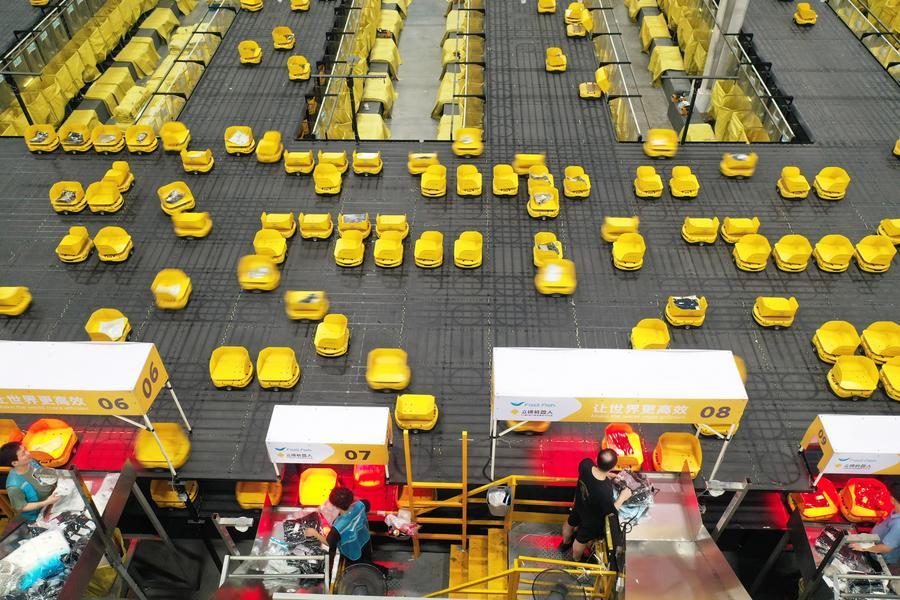 Imagen tomada con un dron el 18 de junio de 2026 de robots clasificadores en un centro logístico, en el distrito de Deqing de la ciudad de Huzhou, en la provincia de Zhejiang, en el este de China. (Xinhua/Ni Lifang) 