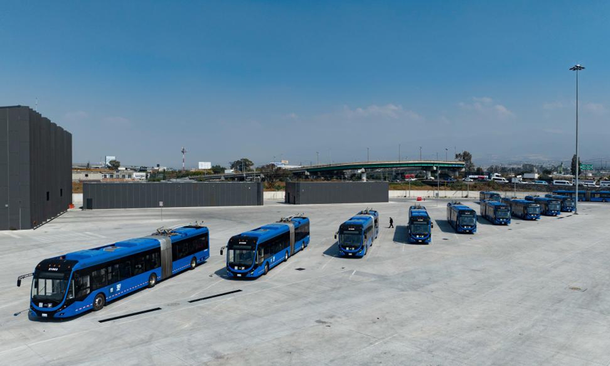 Autobús chino de nueva energía en una terminal elevada de trolebús cerca de Ciudad de México. (Foto: Li Mengxin/ Xinhua)