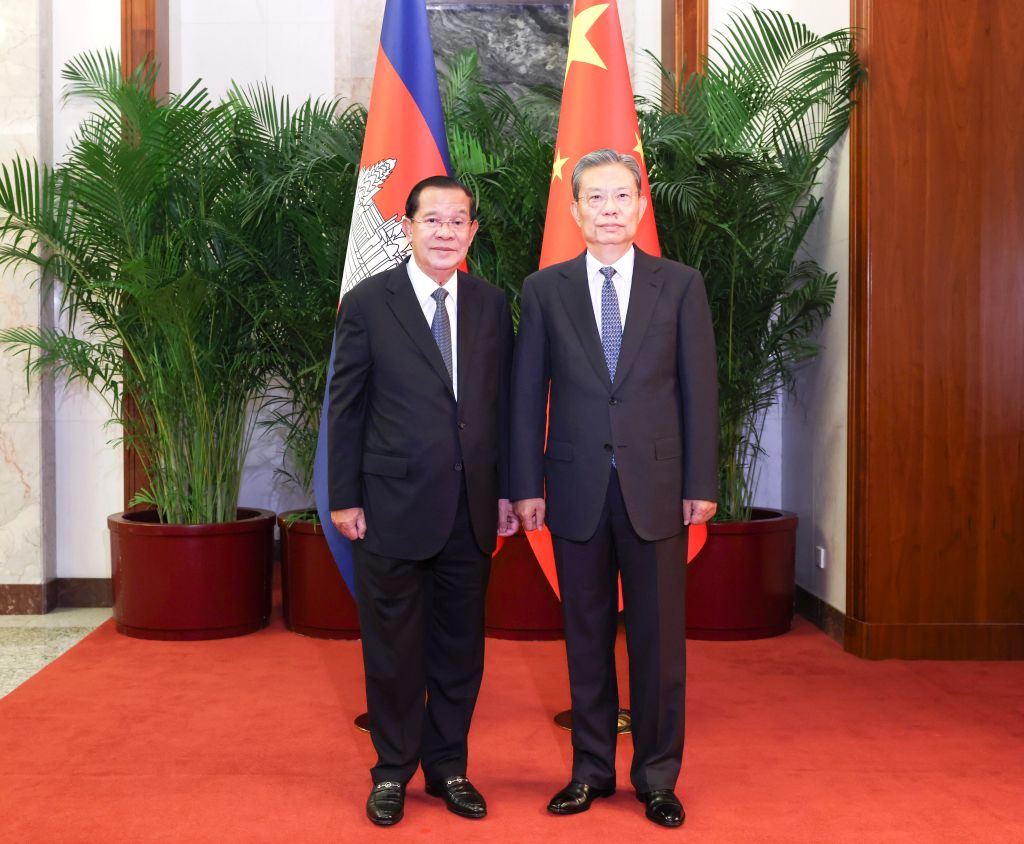 Máximo legislador chino se reúne con presidente del Senado de Camboya