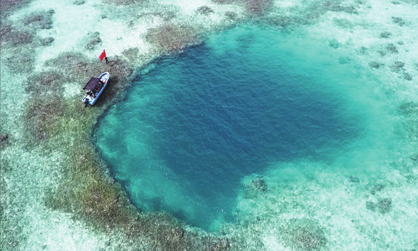 Descubren un inusual agujero azul en un arrecife de coral del mar Meridional de China