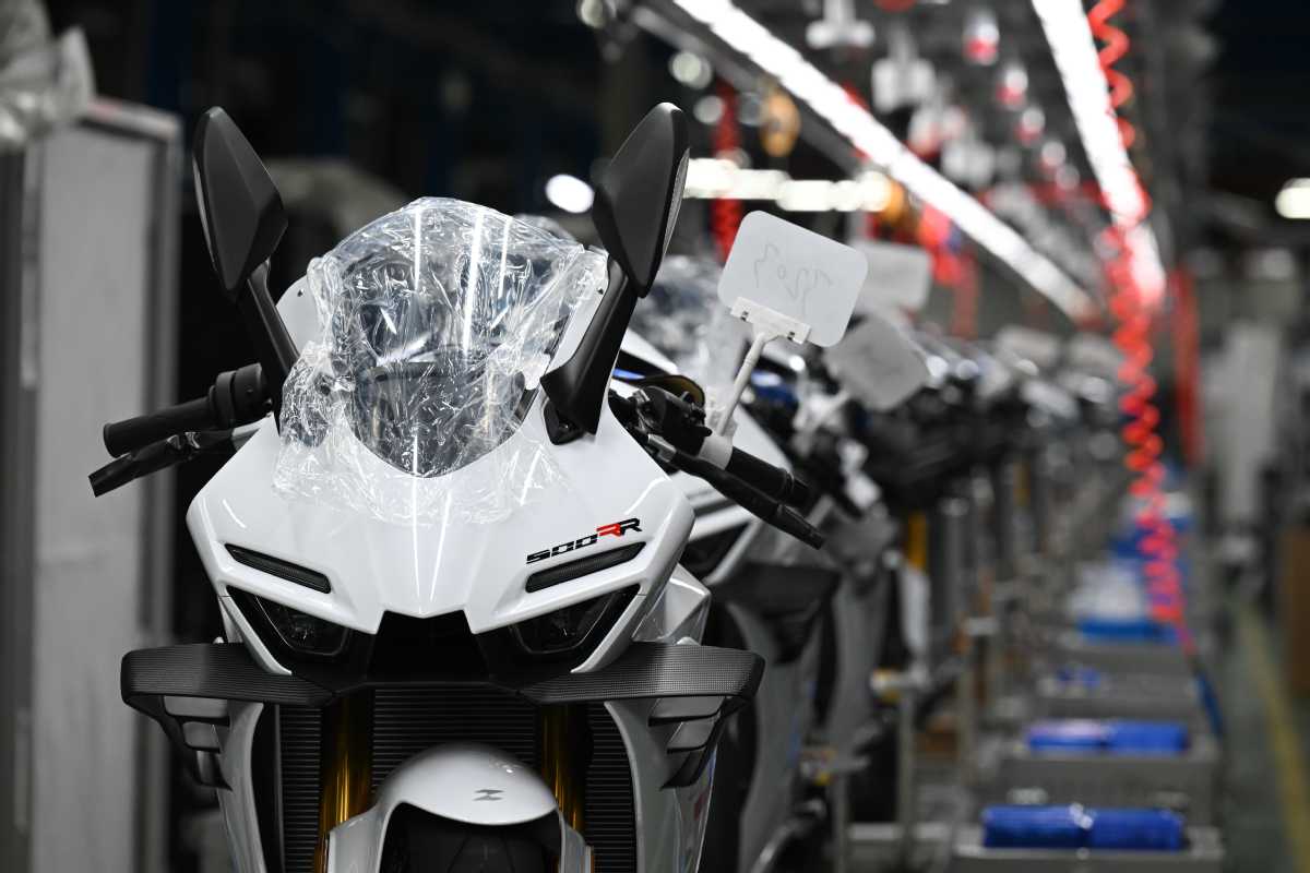 Un envío de motocicletas terminadas fabricadas por ZXMOTO, con sede en Chongqing, partió desde Shanghái este miércoles con destino al mercado europeo. [Foto: Wang Jiaxi / China Daily]