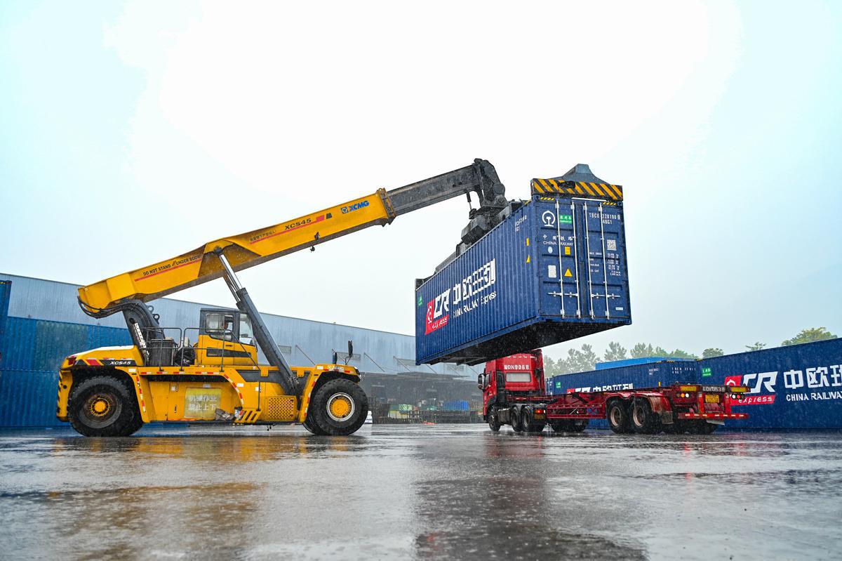 Contenedores especiales para automóviles debutan en el Ferrocarril Expreso China-Europa