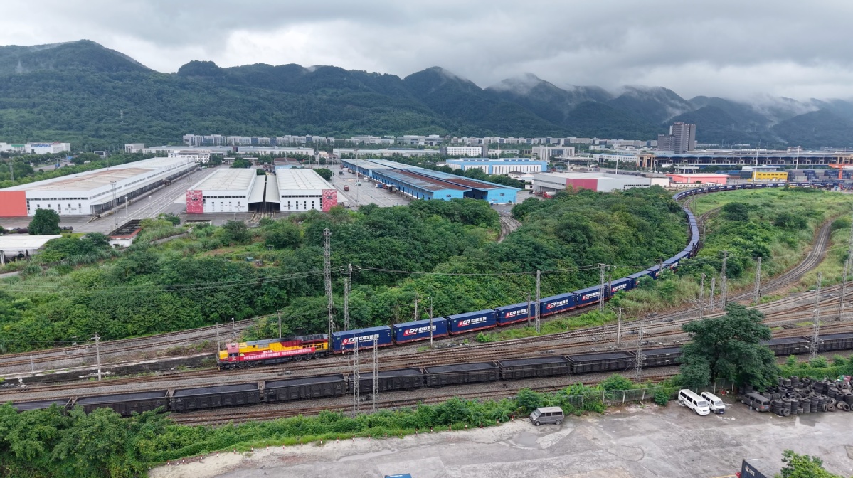 Un nuevo tren de carga que lleva contenedores con automóviles partió este lunes desde la estación Tuanjiecun, en Chongqing, hacia la estación Vorsino, en Rusia. [Foto: proporcionada]