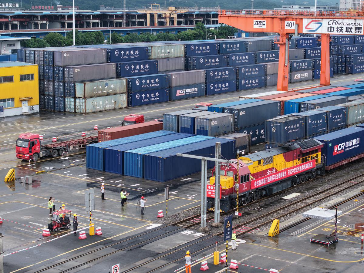 Un nuevo tren de carga que lleva contenedores con automóviles partió este lunes desde la estación Tuanjiecun, en Chongqing, hacia la estación Vorsino, en Rusia. [Foto: proporcionada]