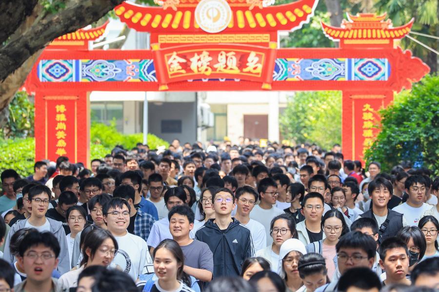 Desde una feria rural china hasta un metro español, examen de inglés del "gaokao" ofrece a estudiantes una ventana para comprender a China y al mundo