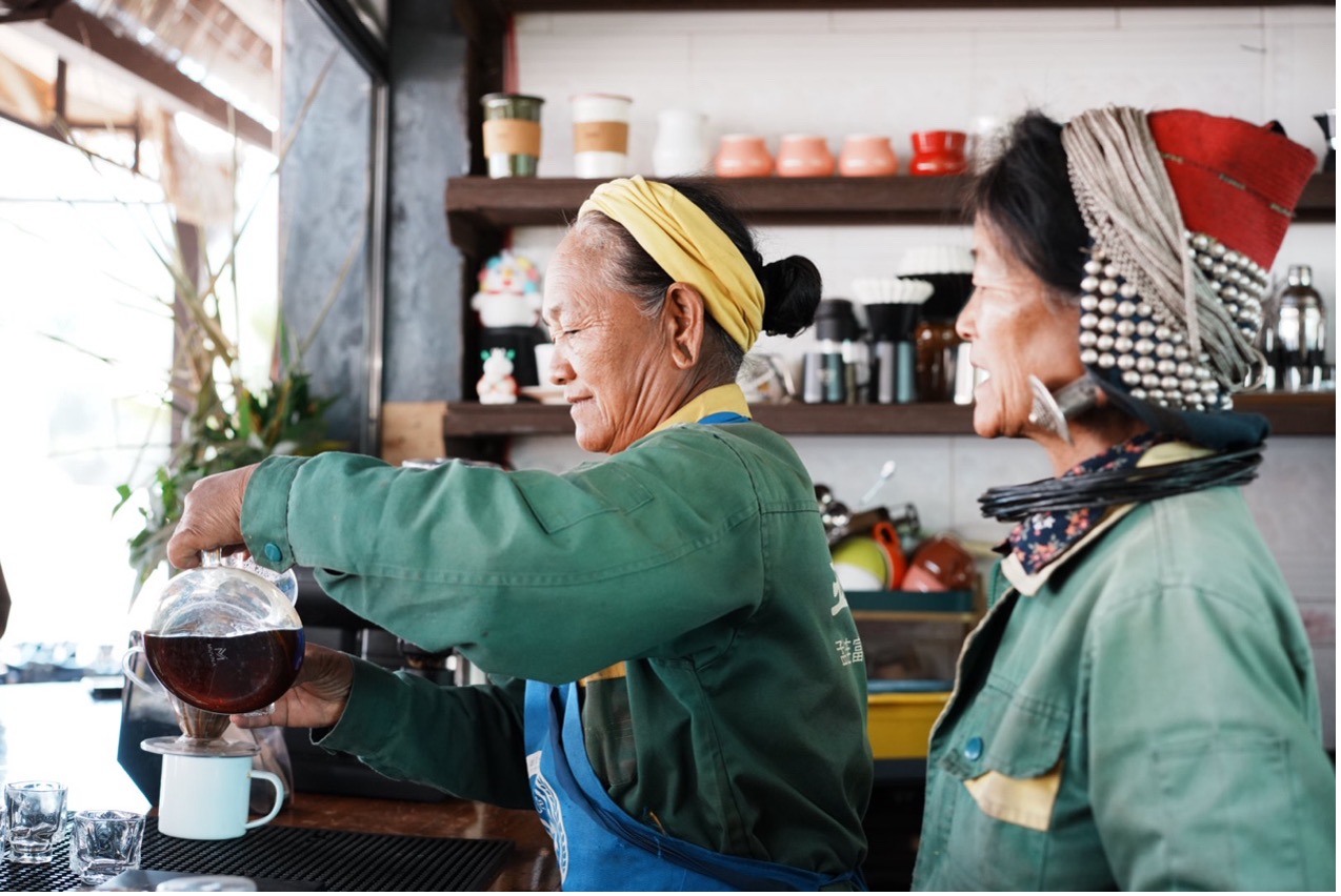 Las mujeres Wa en el condado de Menglian han encontrado nuevas oportunidades y mejores ingresos gracias a la creciente industria del café. (Foto: proporcionada por Zhao Hua)