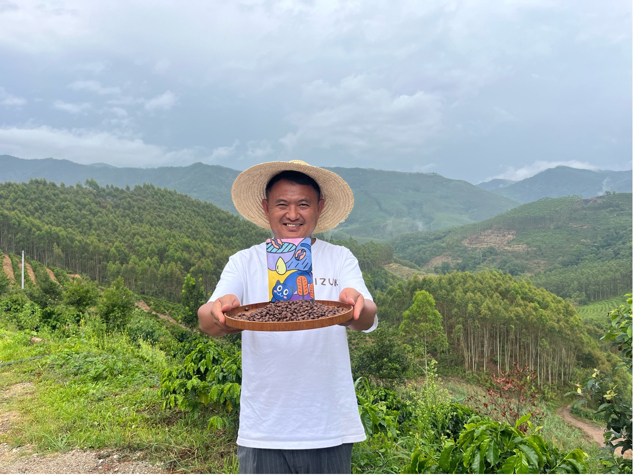 Escondida entre las verdes colinas del condado de Menglian, la finca Lizuk de Guan Yong combina ecoturismo, cultura del café, escapes campestres, experiencias de degustación y ventas en línea. Se ha convertido en una de las fincas emblemáticas de la región. (Foto: Diario del Pueblo Digital/ Kou Jie)