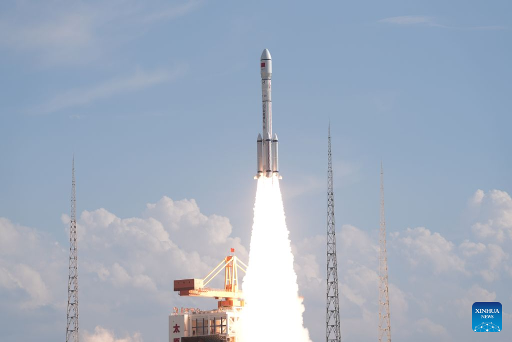China lanza nuevo grupo de satélites para constelación comercial