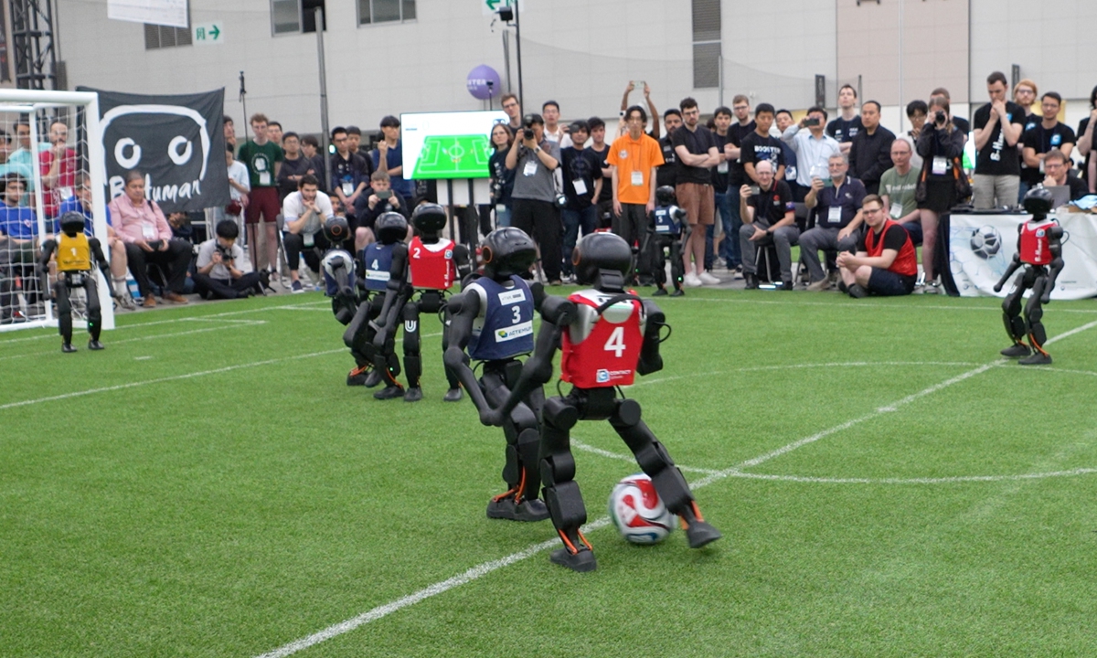 El equipo chino THU Huoshen, de la Universidad de Tsinghua, ha defendido con éxito su corona en la Liga Humanoide en la mayor competencia de robótica con IA del mundo, RoboCup 2026, que concluyó en Incheon, Corea del Sur, el domingo. (Foto: cortesía de Booster Robotics)