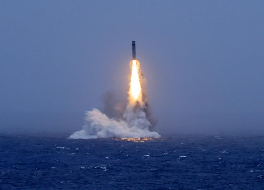 Imagen del 6 de julio de 2026 del momento en que un misil estratégico lanzado por un submarino nuclear estratégico de la Armada del Ejército Popular de Liberación de China (EPL) emergiendo de la superficie del agua. (Xinhua/Li Xiangchao) 