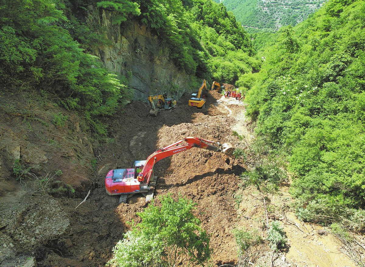 Rescatistas realizan operaciones en el lugar del deslizamiento de tierra en Longnan, provincia de Gansu, 7 de julio del 2026. (Foto: Fan Peikun/ Xinhua)