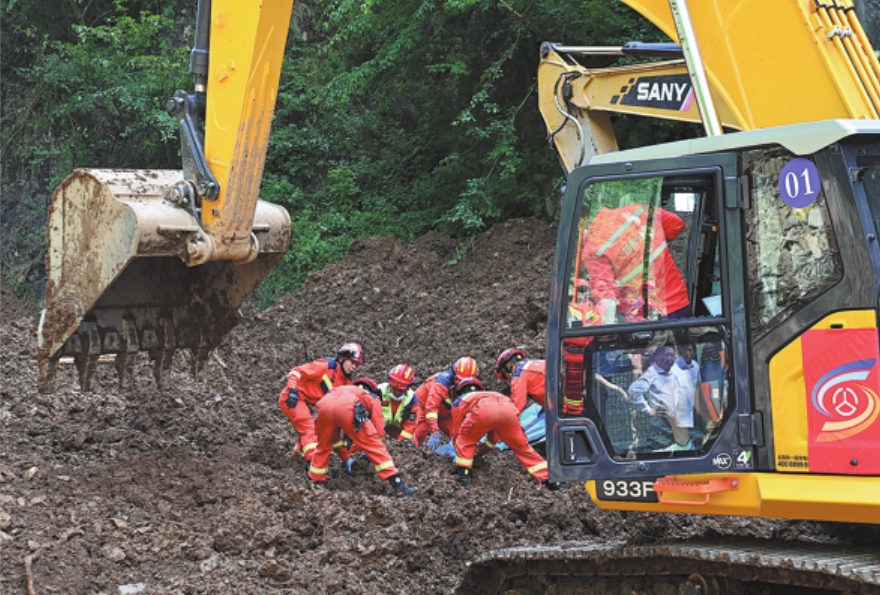 Rescatistas realizan operaciones en el lugar del deslizamiento de tierra en Longnan, provincia de Gansu, 7 de julio del 2026. (Foto: Fan Peikun/ Xinhua)