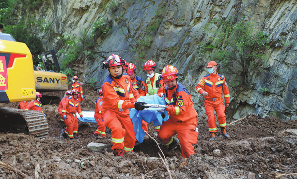 Bomberos trasladan a los aldeanos rescatados del deslizamiento de tierra en Longnan, provincia de Gansu, 7 de julio del 2026. (Foto: China Daily)