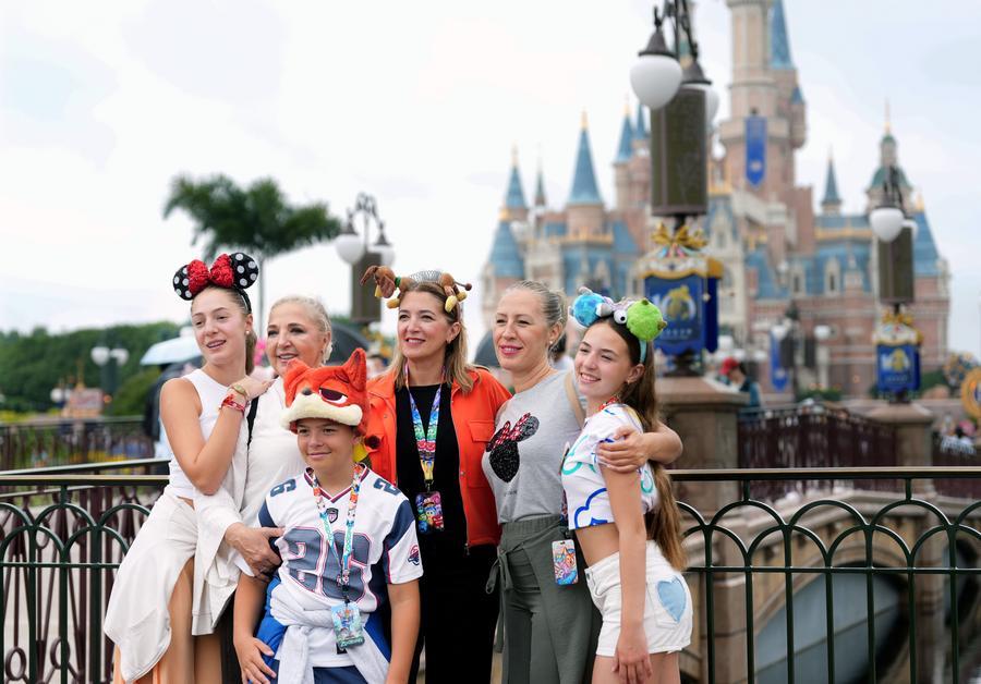 Turistas extranjeros posan para una foto grupal en Shanghai Disneyland, en el este de China, el 16 de junio de 2026. (Xinhua/Liu Ying)